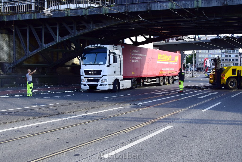 LKW blieb unter Bruecke haengen Koeln Deutz Opladenerstr Deutz Muelheimerstr P081.JPG - Miklos Laubert